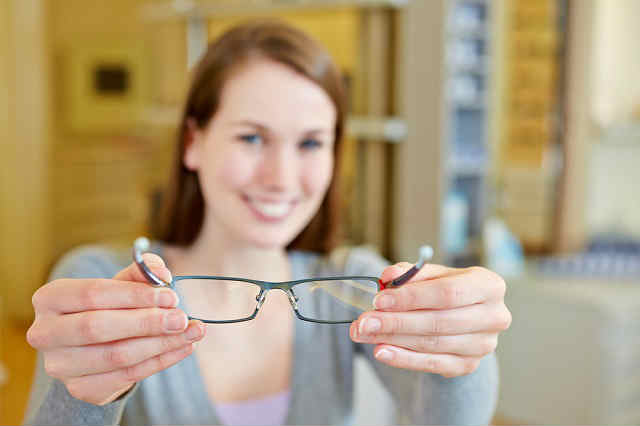 Коррекция дальнозоркости (гиперметропии) очками и контактными линзами