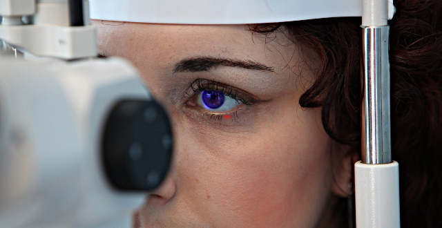 Симптомы и признаки ячменя на верхнем или нижнем веке глаза